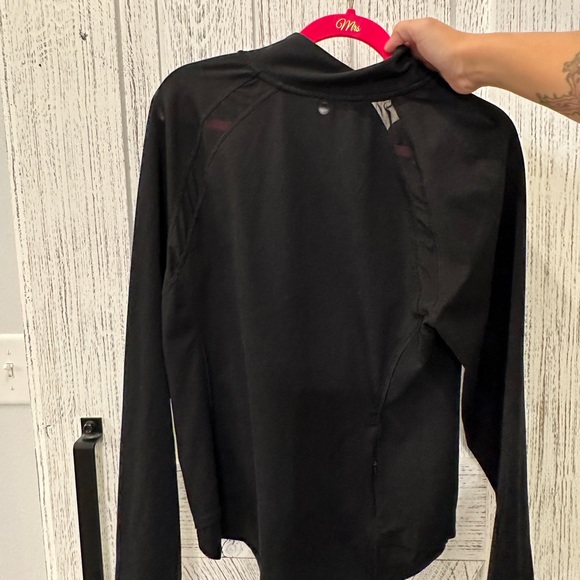 Black athletic half zip top with mesh details! Size XL - Picture 3 of 4